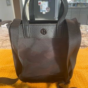Lulu camo cross body adjustable strap snap closure pre loved.  Great condition.